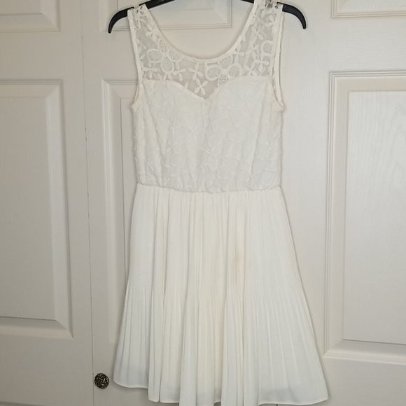Monteau Dresses & Skirts - MONTEAU IVORY DRESS SIZE MEDIUM